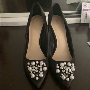 Black pearl pumps